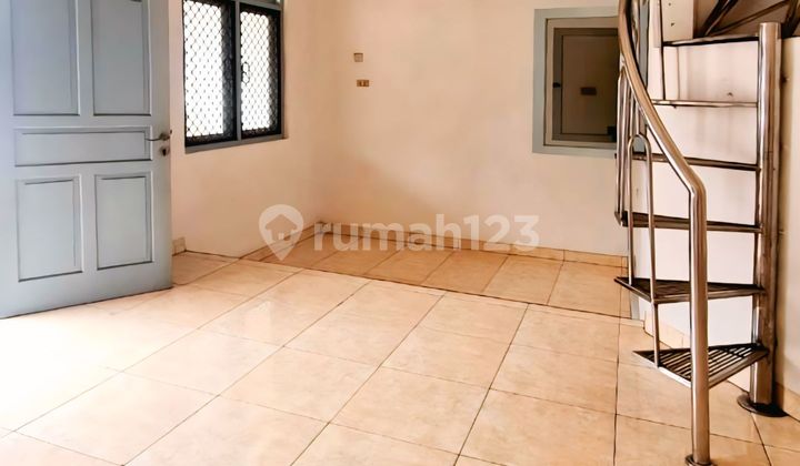 2-Story House with Land Calculation, Strategically Located Suitable for Residence or Boarding House in Tanjung Duren, West Jakarta 2