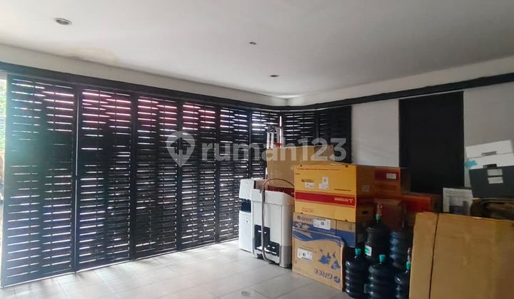 Hot Deals: Rumah Cantik Ex Artis Terkenal, Strategis 3 Lantai Hook, Kolam Renang Basement, Bebas Banjir di Kemang, Jakarta Selatan 2