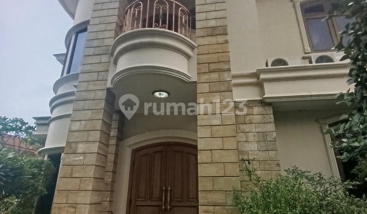 Spacious Luxury Beautiful Hook 3-Story House Facing North & East in Kemanggisan, West Jakarta 2