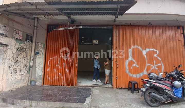 Strategic 1.5-Story Commercial Space by Busy Main Road in Kemanggisan Slipi, West Jakarta