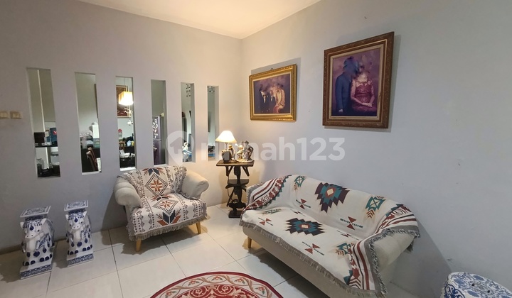 Strategic Beautiful & Comfortable 2-Story Hook House Flood-Free in Kemanggisan, West Jakarta 2