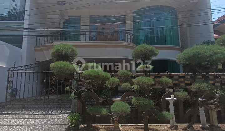 Rumah Mewah 3 Lantai Full Marmer, Semi Furnished Hadap Taman Bebas Banjir di Komplek Greenville Jakarta Barat