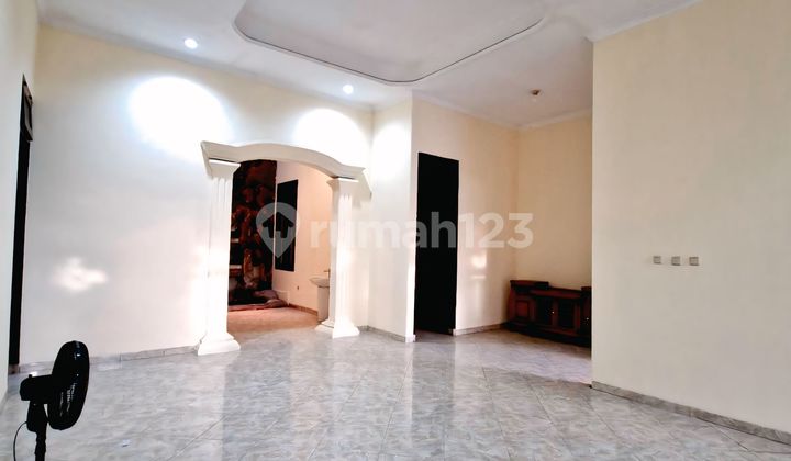 Rumah Mewah Luas 1,5 Lantai Strategis Bebas Banjir, Akses Mudah Menuju Tol Dalam Kota & Jalan Raya Utama , Kemanggisan, Slipi, Jakarta Barat 2