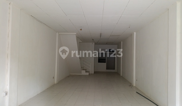 Ruko 2 Lantai Strategis tersedia Satuan atau Gandeng Parkiran Luas Cocok untuk Kantor, Gudang & Usaha Lainnya di Dekat Tanjung Duren, Taman Ratu Daan Mogot Jakarta Barat.