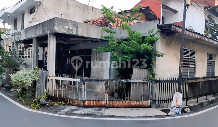 House in a Strategic Hook Location, Safe and Comfortable Environment, Flood-Free, Beautiful House Number, Suitable for Renovation into a Luxury Residence, Boarding House, Investment in Cideng, Central Jakarta