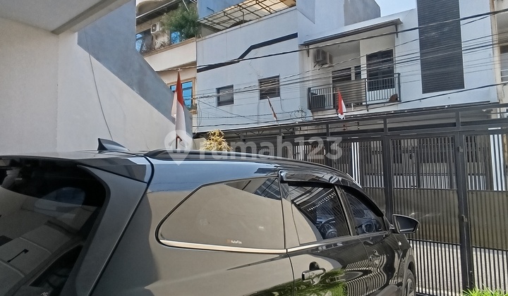 Rumah 3 Lantai Full Furnished Strategis Kondisi Istimewa, Bagus & Terawat, Nyaman Bebas Banjir di Tomang Jakarta Barat 2