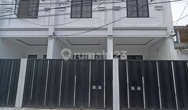 Rumah Cantik 3 Lantai American Modern Desain, Strategis Bebas Banjir Di Duri Kepa Dekat Tanjung Duren Jakarta Barat 
