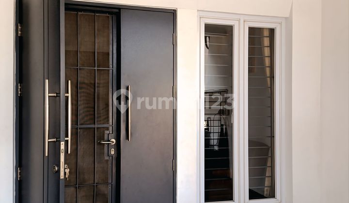 Hot Deals Exclusive Luxury House Beautiful 3 Floors Ready to Live Strategic Location Roadside Flood-Free In the Best Location Intercon Kebon Jeruk West Jakarta 2