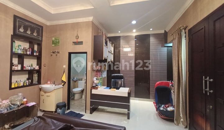 Rumah Mewah 3 Lantai, Full Furnished Siap Huni, Interior Mewah Lantai, Dinding, Material Bangunan Premium & Bebas Banjir di Tomang Mandala Jakarta Barat