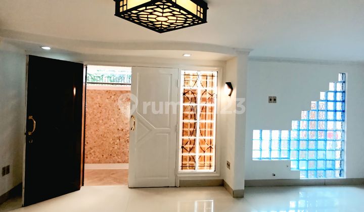 Hot Deals Rumah Mewah Cantik Hook 2,5 Lantai, Desain Modern Art, Material Premium, Full Decorative Lamp & Decorative Glass, Strategis & Bebas Banjir, Tanjung Duren, Jakarta Barat.