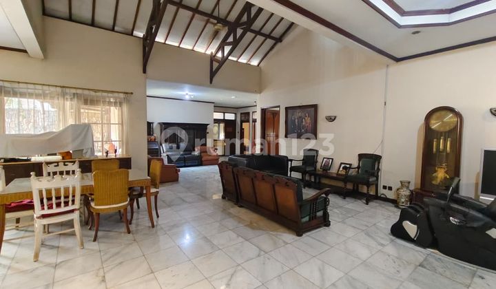 Beautiful Luxury House Premium Housing Environment Ready to Occupancy 2 Floors Strategic Flood-Free in Kemanggisan West Jakarta 2