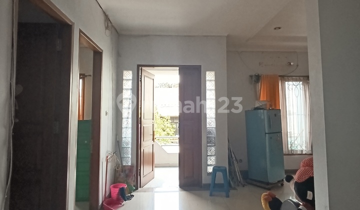 2-1/4 Story House With Modern Minimalist Mezzanine, Strategic Flood-Free Location in Tomang, West Jakarta 2