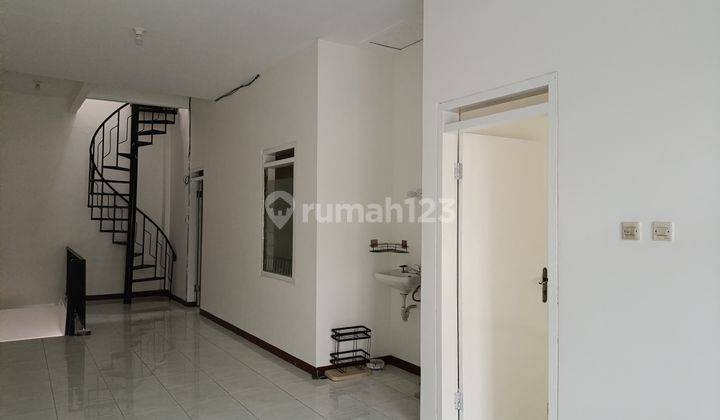 Rumah 2 Lantai Kamar Lega, Nyaman Strategis Di Taman Ratu Jakarta Barat  1
