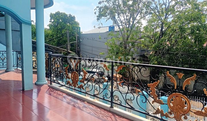 Hot Deals Rumah Besar & Luas Siap Huni Hanya Hitung Tanah, 2 Lantai, Strategis Dekat Dengan Jalan Raya Ramai & Bebas Banjir, Cocok Untuk Hunian Mewah Nyaman, Kantor, Kos-kosan, Klinik, Unit Bisnis, Investasi Di Jelambar Jakarta Barat