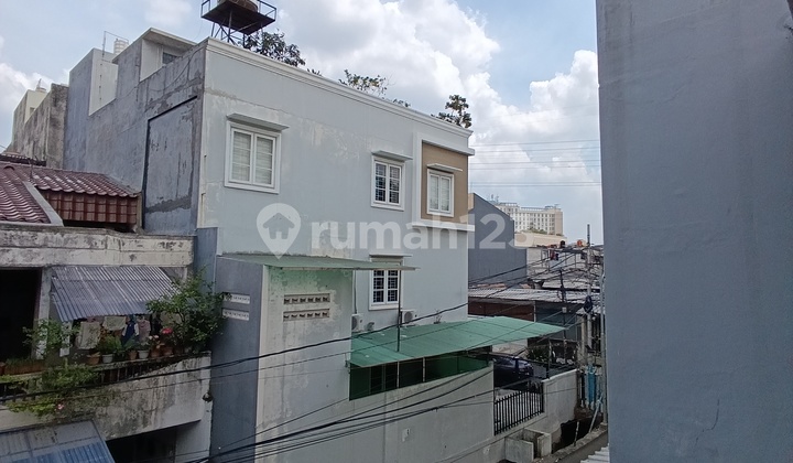Rumah 2-1/4 Lantai Dengan Mezanine Modern Minimalis Strategis Bebas Banjir Di Tomang, Jakarta Barat