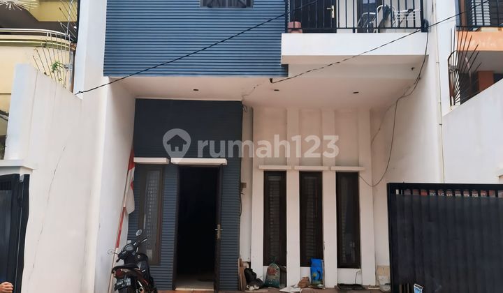 Rumah Cantik 2,5 Lantai Minimalis Modern Lokasi Bagus Strategis Bebas Banjir, Dekat Dengan Mall, Sekolah, Pasar, Pusat Kuliner, Rumah Sakit, Akses Jalan Utama Di Tomang Jakarta Barat.