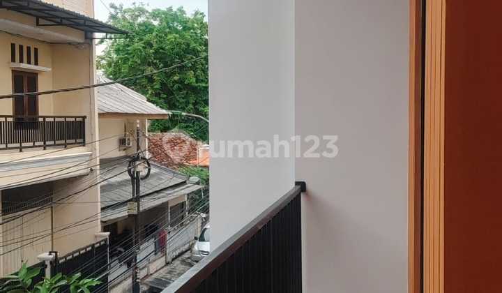 Rumah Cantik Rapih 2 Lantai Siap Huni Strategis Bebas Banjir Tanjung Duren Jakarta Barat