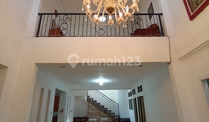 Rumah Cantik Modern Bagus & Strategis Di Lingkungan Premium, 2 Lantai Dengan Mezanine, Bebas Banjir Di Dalam Komplek Perumahan Di Bekasi Selatan 