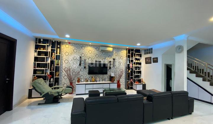 Rumah Cantik & Rapih 2,5 Lantai Strategis Siap Huni Furnished Hadap Selatan Di Taman Ratu, Jakarta Barat.