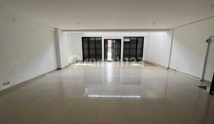 Three-Story Shophouse Suitable for Business in Regol.