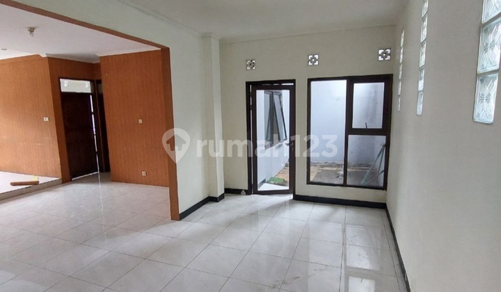 Rumah 2 Lantai Komplek Antapani