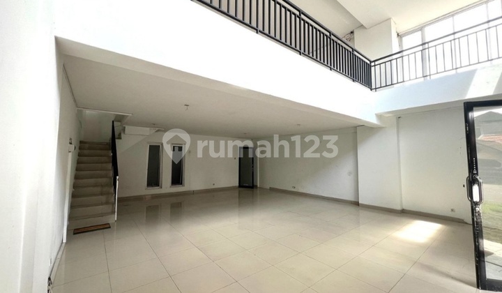 Three-Story Shophouse Suitable for Business in Regol. 2