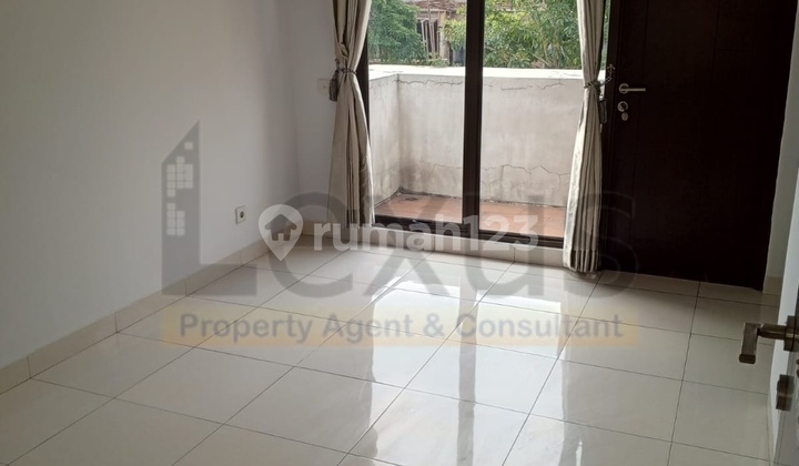 Dijual Rumah 3 Lantai Semi Furnished Sudah Renov di Bsd City