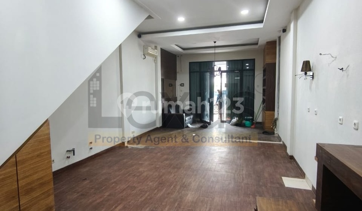 For Sale: Shop House Facing Main Road, Paramount Modern Market