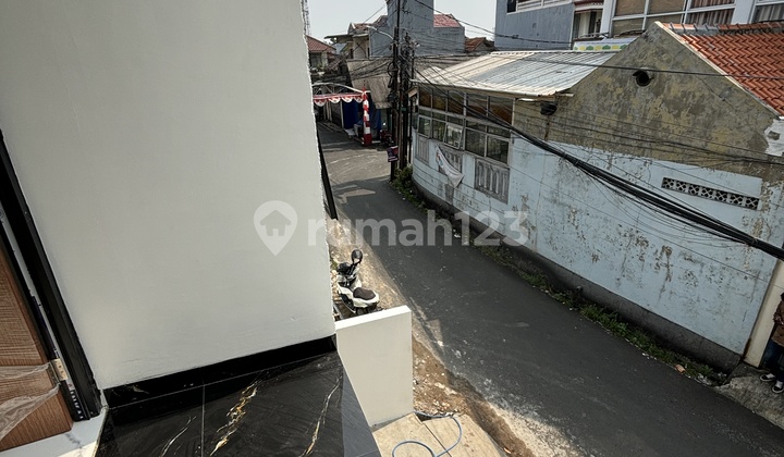 Rumah 2 Lantai Depan Jalan Umum
