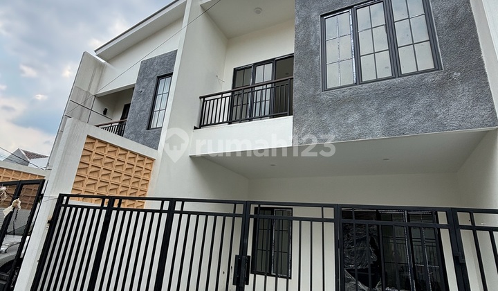 Rumah 2 Lantai Depan Jalan Umum