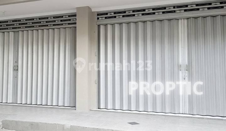 Long Stay 3-Story Shop House in Jiwo Permai Surabaya - Rk015apd 1