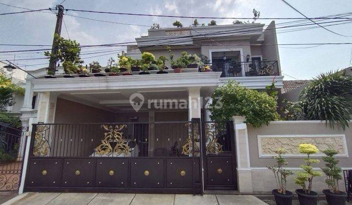 Dijual rumah ada kolam renang full renov siap huni di Pekayon Bekasi Selatan