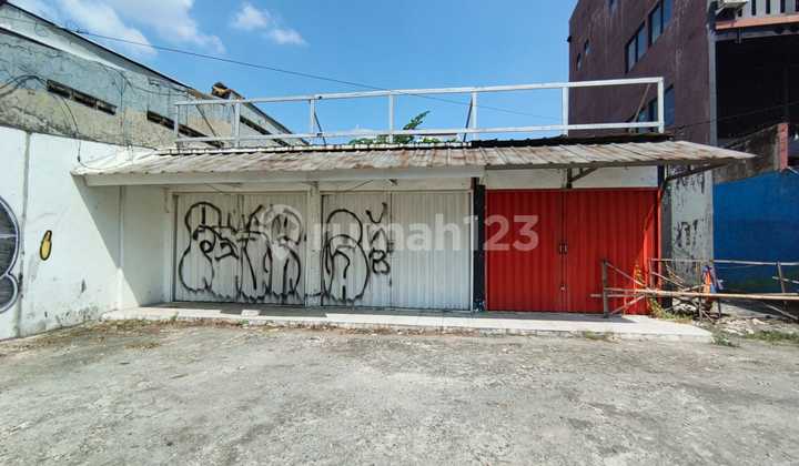 For rent: 3 linked kiosks & cafe by the roadside in South Pekayon, Bekasi.