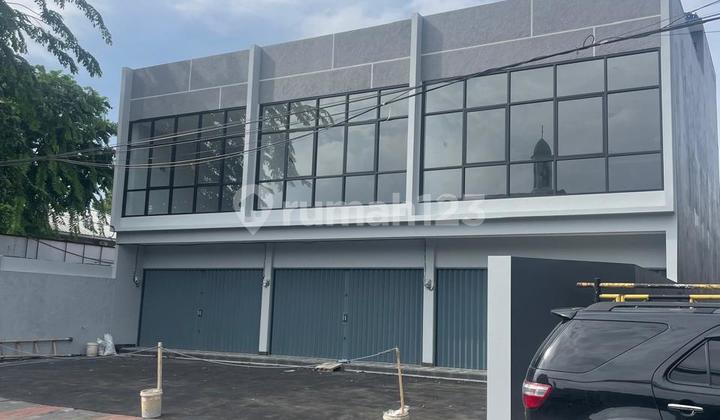 For rent, 3 units of connected shophouses, 1 unit left, 2.5 floors, Pondok Kelapa. For rent, 3 units of connected shophouses, 1 unit left, 2.5 floors, Pondok Kelapa.