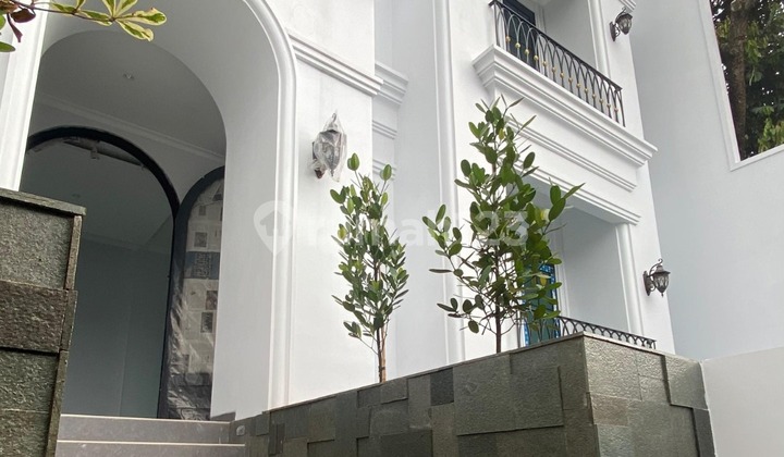 Rumah Baru Cilandak 3 Lantai – American Classic Style, Rooftop + Pool, Shm + Imb 2