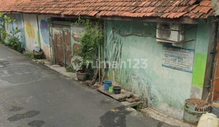 240m² House Near Trans Stop on Jl Gajah Mada, Suitable for Boarding House 2