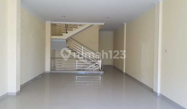 3-Story Shop House for Rent in Ronggowarsito, Solo 2