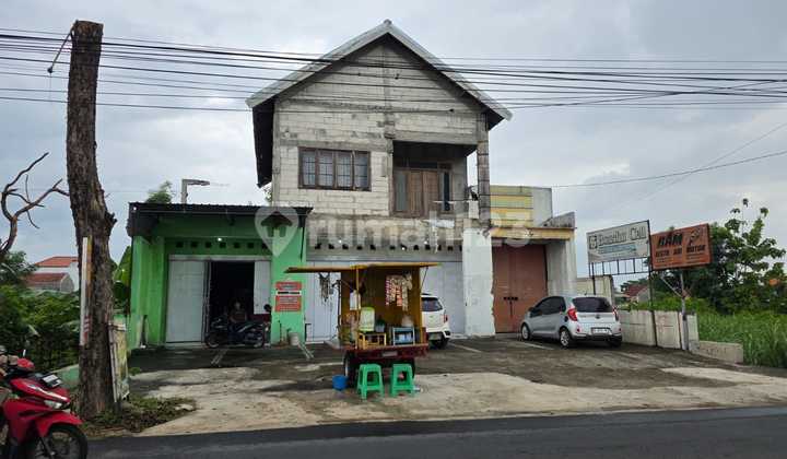 Warehouse and Shophouse in Tasikmadu Karanganyar, Strategic Location.