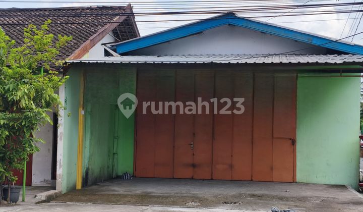 Gudang Strategis Pinggir Jalan Raya di Kadipiro Solo