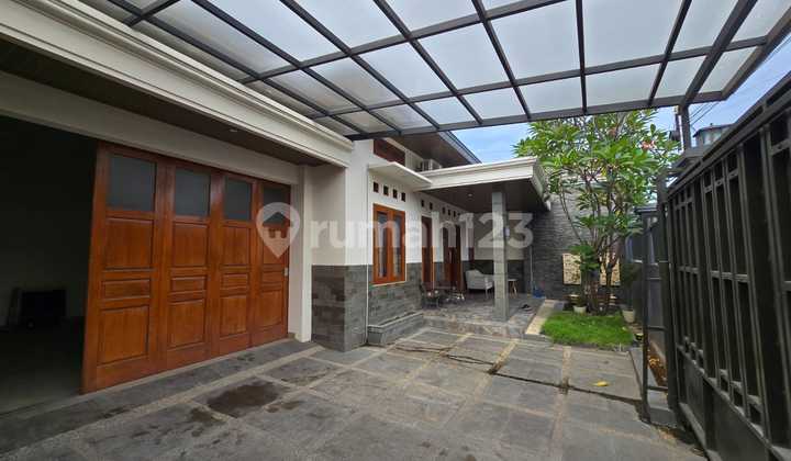 Rumah Mewah dengan Kolam Renang Strategis Tengah Kota Solo