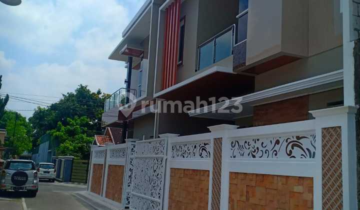 New Luxurious 2-Story House Fresh Beside Solo Paragon Mall 2