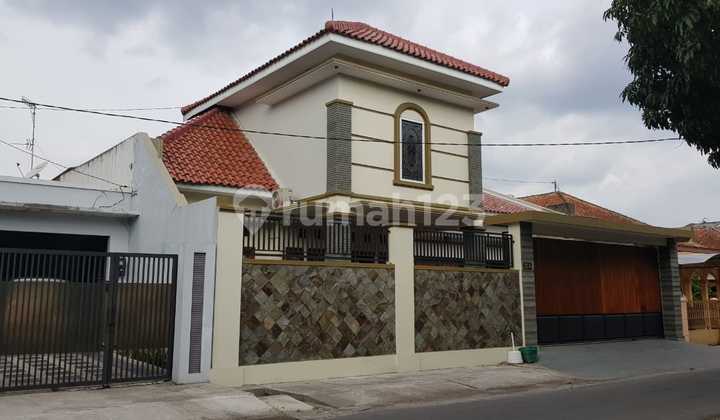 Beautiful Luxurious Minimalist House in Klodran Indah Banyuanyar Near Banyuanyar Toll Gate