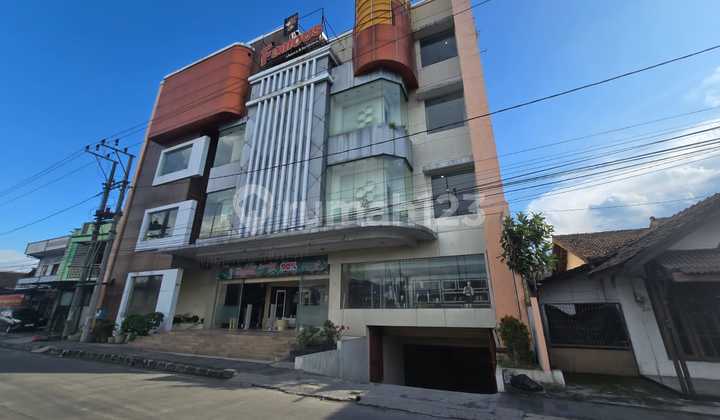 Ruang Usaha /Showroom Lantai 4 Eks Butiks Strategis Pinggir Jalan Raya Palur Ruang Usaha /Showroom Lantai 4 Eks Butiks Strategis Pinggir Jalan Raya Palur