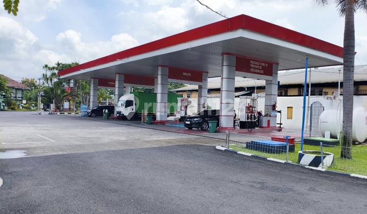 Strategic Gas Station in the Center of Solo City