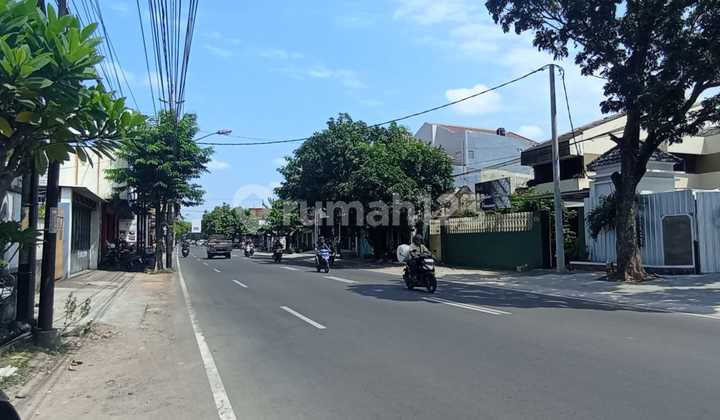 Nice 2-Story House in Laweyan Batik Village Solo Nice 2-Story House in Laweyan Batik Village Solo