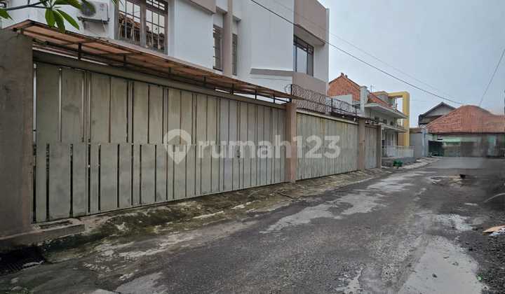 Very Luxurious House in Solo City Center Ready to Occupy, Just Bring Your Clothes, Location on the Main Road, Very Strategic. Very Luxurious House in Solo City Center Ready to Occupy, Just Bring Your Clothes, Location on the Main Road, Very Strategic.