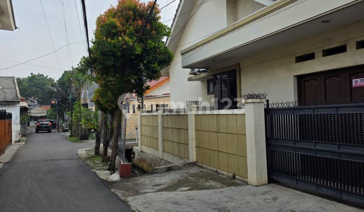 Rumah Bagus Nyaman Hook 1.5 Lt. Strategis di Jagakarsa Jak- Sel