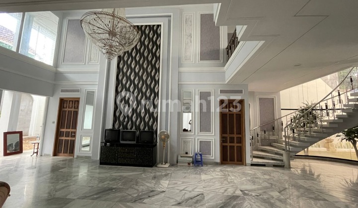 Rumah Klasik Modern Eksklusif, Dijual Cepat! Lokasi Strategis 2