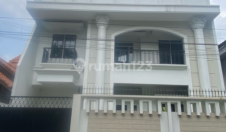 Rumah Baru 3 Lt American Clasic Dekat Tengah Kota 1