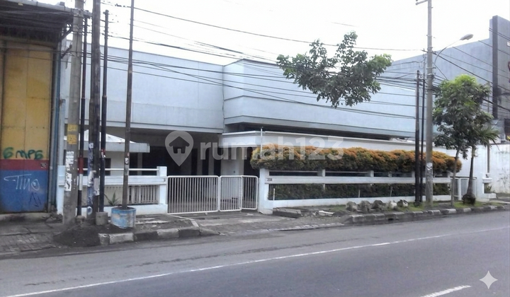 House + Office + Dormitory by the Main Majapahit Road
